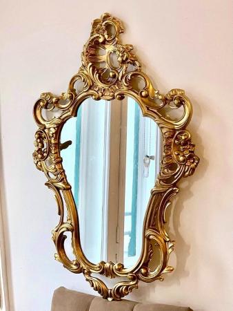 Barock Wandspiegel mit Konsole – Antik Gold – Italienisches Design aus Polyresin im Rokoko Stil