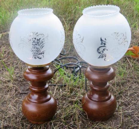 2er Set Vintage Nachttischlampen aus Italien – Kastanienholz & Mattiertes Ornamentglas – Höhe 25 cm