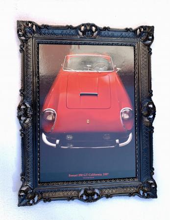 Luxus Oldtimer Kunst – Ferrari 250 GT CALIFORNIA  1957 im aufwendig verzierten Rahmen Legendärer Ferrari Testarossa – Luxus Wanddeko im Antikrahmen
