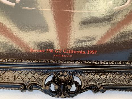 Luxus Oldtimer Kunst – Ferrari 250 GT CALIFORNIA  1957 im aufwendig verzierten Rahmen Legendärer Ferrari Testarossa – Luxus Wanddeko im Antikrahmen