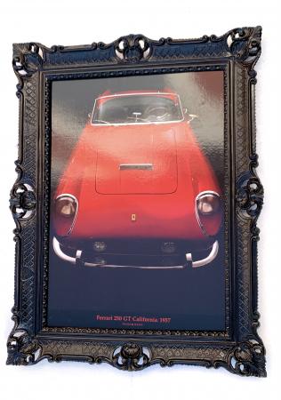 Luxus Oldtimer Kunst – Ferrari 250 GT CALIFORNIA  1957 im aufwendig verzierten Rahmen Legendärer Ferrari Testarossa – Luxus Wanddeko im Antikrahmen