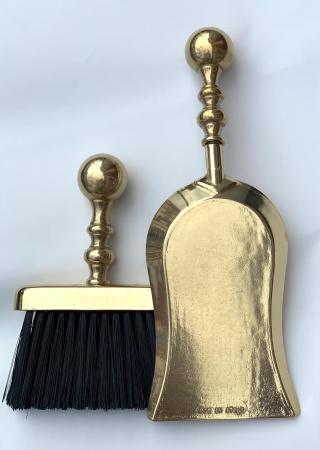 Exklusives Kamin- & Schreibtisch-Kehrset aus massivem Messing | Elegante Schaufel & Bürste im Antik-Stil Kehrset aus poliertem Messing | Luxus Handfeger & Kehrschaufel-Garnitur