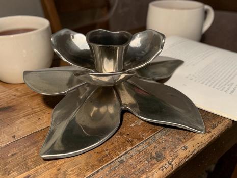 Stabkerzenhalter Magnolie / Lotus | Edles Silber-Finish (140g) Exklusiver Kerzenleuchter in Blütenform 15 cm