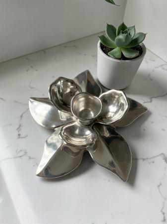 Stabkerzenhalter Magnolie / Lotus | Edles Silber-Finish (140g) Exklusiver Kerzenleuchter in Blütenform 15 cm