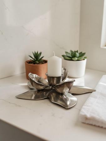 Stabkerzenhalter Magnolie / Lotus | Edles Silber-Finish (140g) Exklusiver Kerzenleuchter in Blütenform 15 cm