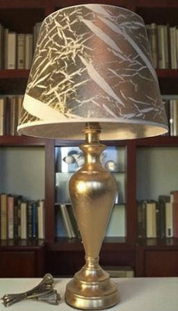 Tischleuchte , Nachttischlampe , Fuss aus Kastanienholz, Tischlampe Lampe 73 cm Gold - Weiß Muster