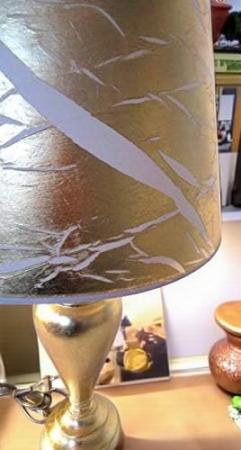 Preview: Tischleuchte , Nachttischlampe , Fuss aus Kastanienholz, Tischlampe Lampe 73 cm Gold - Weiß Muster